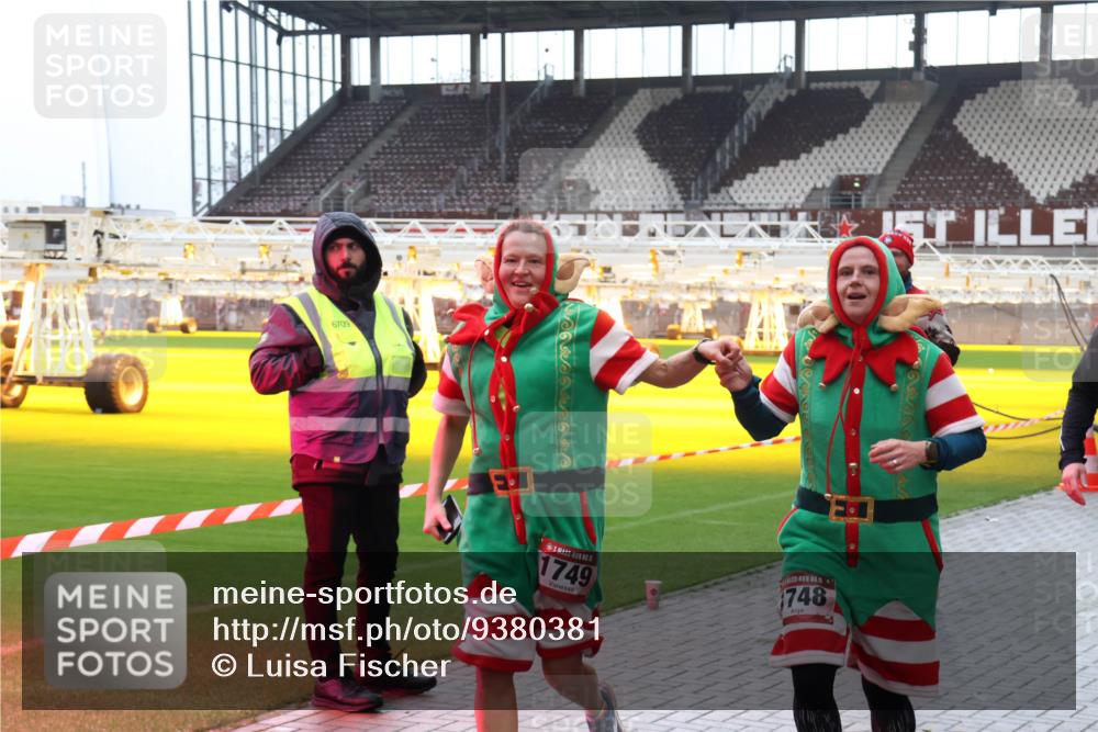 07.12.2025 - St. Pauli X-Mass-Run No. 15 Luisa Fischer http://msf.ph/oto/9380381 07.12.2025 10:40:23 Ziel 6709, 5, 1749, 15, 748, 87, 108, 230, 538, 580, 827, 1604, 1748, 1749, 2354, 2420, 2588, 2754, 3118, 3240, 3242, 3796, 3797, 4207, 4211, 4874, 4878 meine-sportfotos.de