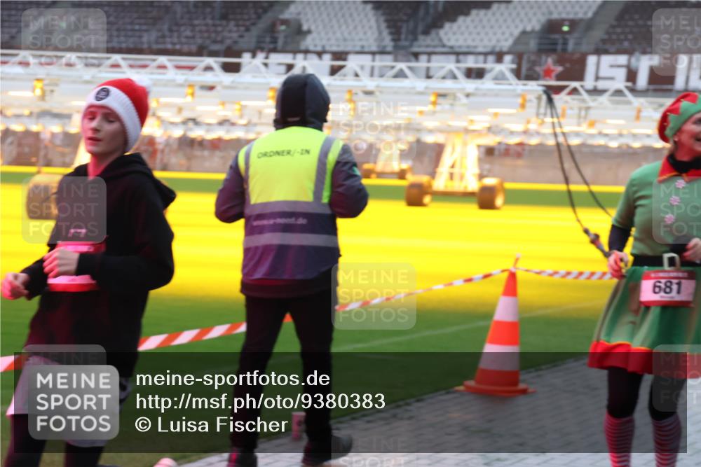 07.12.2025 - St. Pauli X-Mass-Run No. 15 Luisa Fischer http://msf.ph/oto/9380383 07.12.2025 11:13:32 Ziel 681, 17, 22, 47, 494, 681, 683, 684, 919, 1022, 1175, 1178, 1338, 1341, 1420, 1422, 1645, 1646, 1647, 1664, 1703, 2125, 3167, 4794, 4795, 4796, 4802, 4804 meine-sportfotos.de