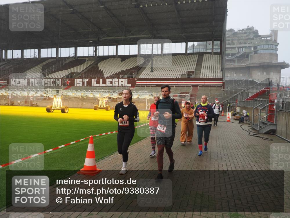 07.12.2025 - St. Pauli X-Mass-Run No. 15 Fabian Wolf http://msf.ph/oto/9380387 07.12.2025 10:08:50 Ziel 390, 707, 786, 789, 947, 1002, 1031, 1176, 2521, 3212, 3332, 3335, 3484, 3495, 3671, 3759, 3904, 3907, 4205, 4232, 4234, 4451 meine-sportfotos.de