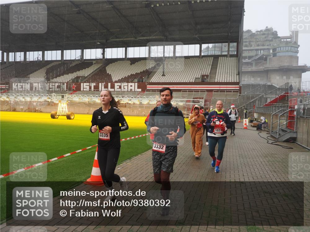 07.12.2025 - St. Pauli X-Mass-Run No. 15 Fabian Wolf http://msf.ph/oto/9380392 07.12.2025 10:08:50 Ziel 390, 707, 786, 789, 947, 1002, 1031, 1176, 2521, 3212, 3332, 3335, 3484, 3495, 3671, 3759, 3904, 3907, 4205, 4232, 4234, 4451 meine-sportfotos.de