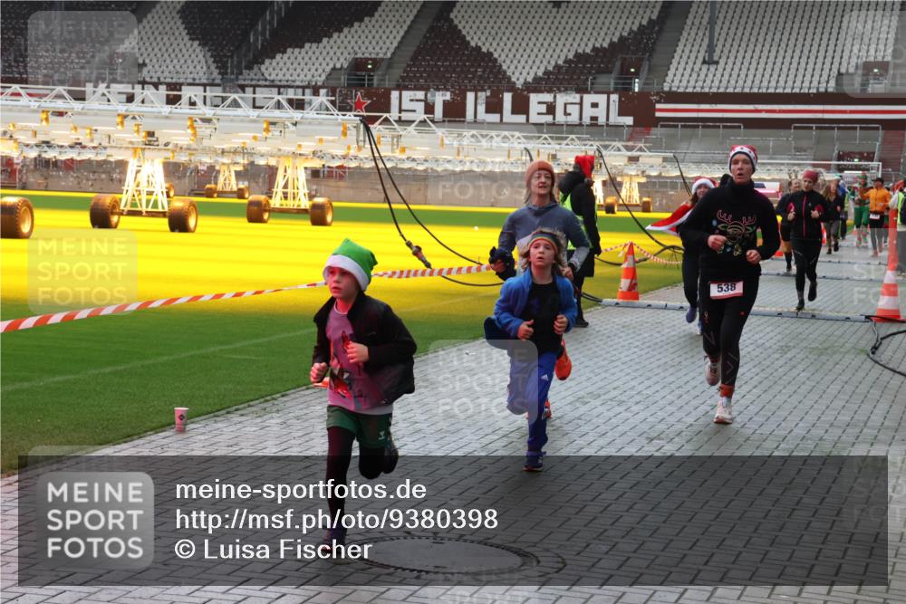 07.12.2025 - St. Pauli X-Mass-Run No. 15 Luisa Fischer http://msf.ph/oto/9380398 07.12.2025 10:40:30 Ziel 538, 87, 108, 230, 538, 580, 731, 735, 827, 1604, 1748, 1749, 2169, 2588, 2754, 3161, 3164, 3796, 3797, 4207, 4211, 4874, 4878 meine-sportfotos.de
