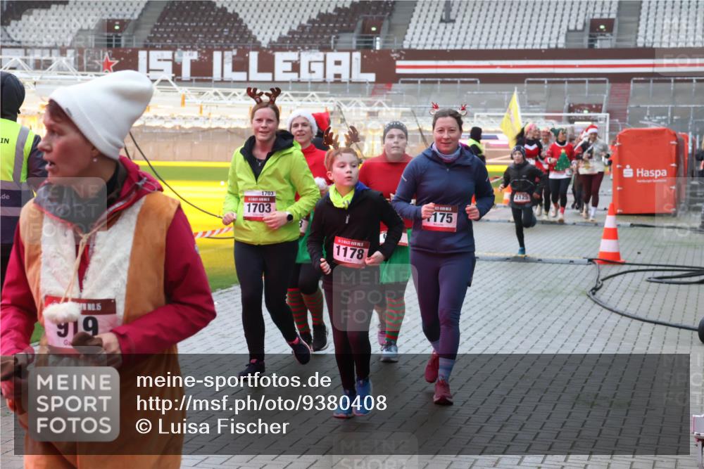 07.12.2025 - St. Pauli X-Mass-Run No. 15 Luisa Fischer http://msf.ph/oto/9380408 07.12.2025 11:13:34 Ziel 15, 919, 1703, 1703, 1178, 175, 17, 22, 47, 494, 585, 681, 683, 684, 919, 1022, 1175, 1178, 1338, 1341, 1420, 1422, 1645, 1646, 1647, 1664, 1703, 2125, 2773, 3167, 4794, 4795, 4796, 4802, 4804 meine-sportfotos.de