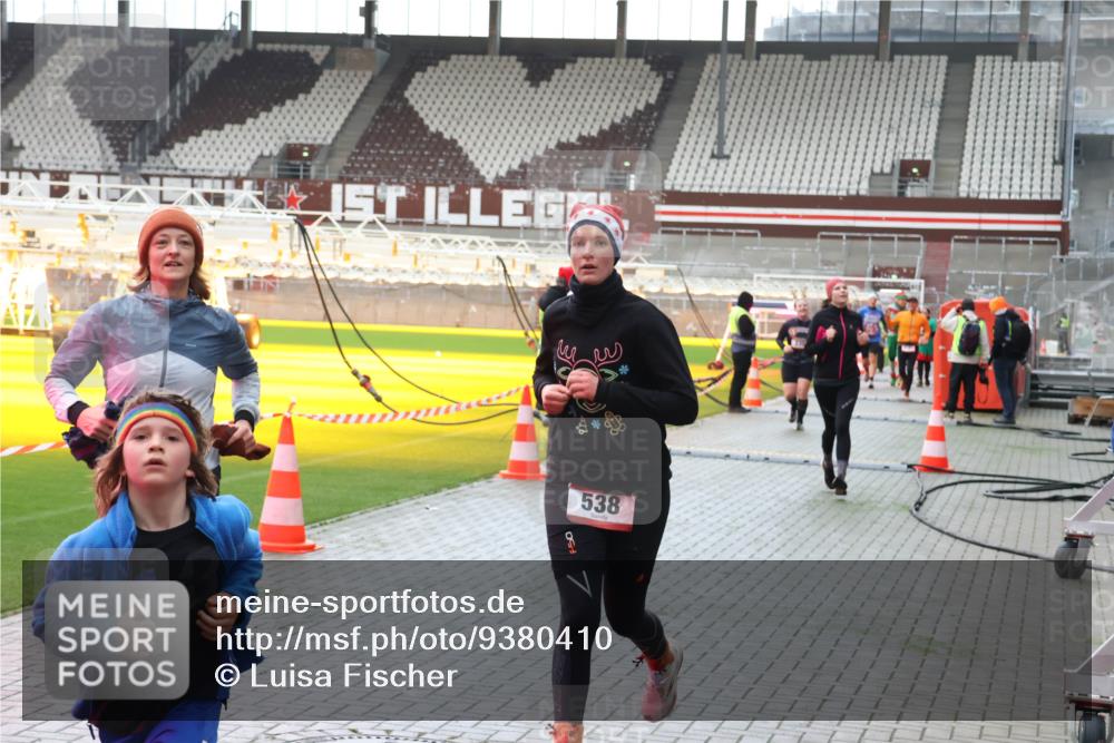 07.12.2025 - St. Pauli X-Mass-Run No. 15 Luisa Fischer http://msf.ph/oto/9380410 07.12.2025 10:40:32 Ziel 538, 053, 7, 87, 108, 230, 538, 580, 731, 735, 827, 1604, 1748, 1749, 2169, 2588, 2754, 3161, 3164, 3796, 3797, 4207, 4211, 4874, 4878 meine-sportfotos.de