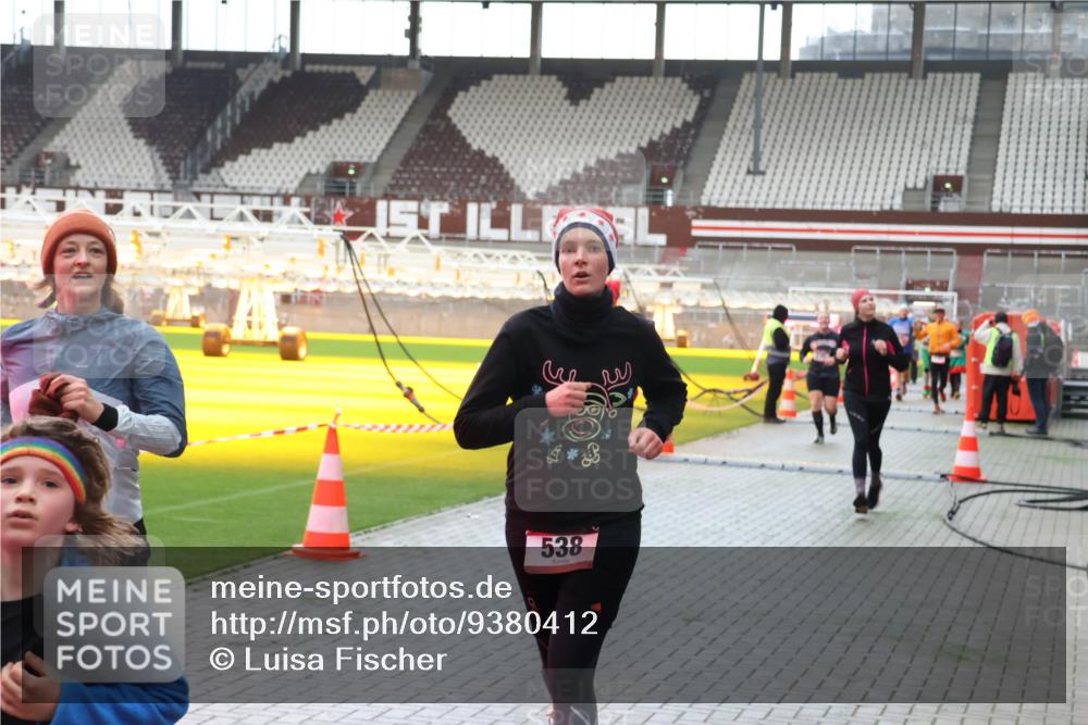 07.12.2025 - St. Pauli X-Mass-Run No. 15 Luisa Fischer http://msf.ph/oto/9380412 07.12.2025 10:40:32 Ziel 312, 538, 87, 108, 230, 538, 580, 731, 735, 827, 1604, 1748, 1749, 2169, 2588, 2754, 3161, 3164, 3796, 3797, 4207, 4211, 4874, 4878 meine-sportfotos.de