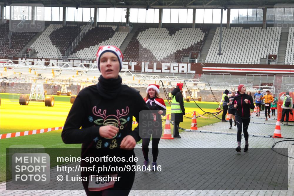 07.12.2025 - St. Pauli X-Mass-Run No. 15 Luisa Fischer http://msf.ph/oto/9380416 07.12.2025 10:40:33 Ziel 538, 87, 108, 230, 538, 580, 731, 735, 827, 1604, 1748, 1749, 2169, 2588, 2754, 3161, 3164, 3796, 3797, 4207, 4211, 4874, 4878 meine-sportfotos.de