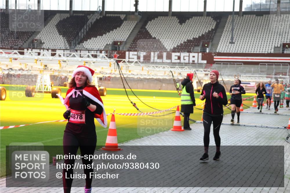 07.12.2025 - St. Pauli X-Mass-Run No. 15 Luisa Fischer http://msf.ph/oto/9380430 07.12.2025 10:40:34 Ziel 4878, 87, 108, 230, 538, 580, 731, 735, 827, 1604, 1748, 1749, 2169, 2588, 2754, 3161, 3164, 3796, 3797, 4874, 4878 meine-sportfotos.de