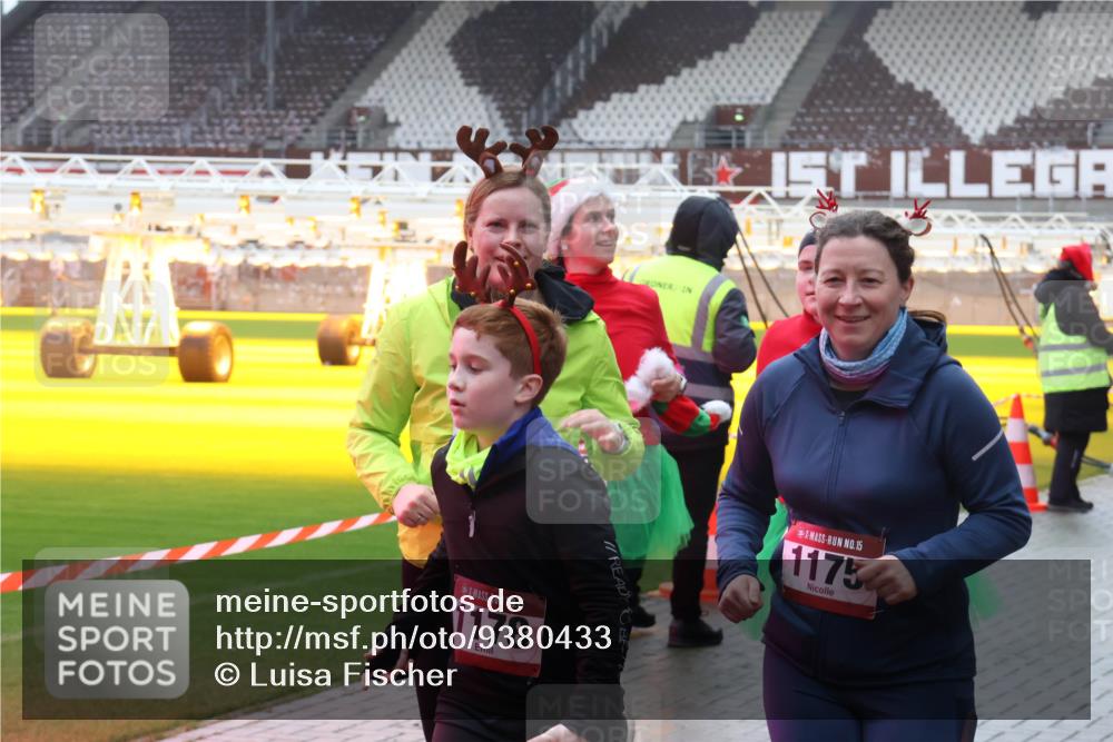 07.12.2025 - St. Pauli X-Mass-Run No. 15 Luisa Fischer http://msf.ph/oto/9380433 07.12.2025 11:13:37 Ziel 15, 1178, 15, 1175, 17, 22, 47, 494, 585, 681, 683, 684, 919, 1022, 1175, 1178, 1338, 1341, 1645, 1646, 1647, 1664, 1703, 2125, 2773, 3167, 4794, 4795, 4796, 4802, 4804 meine-sportfotos.de