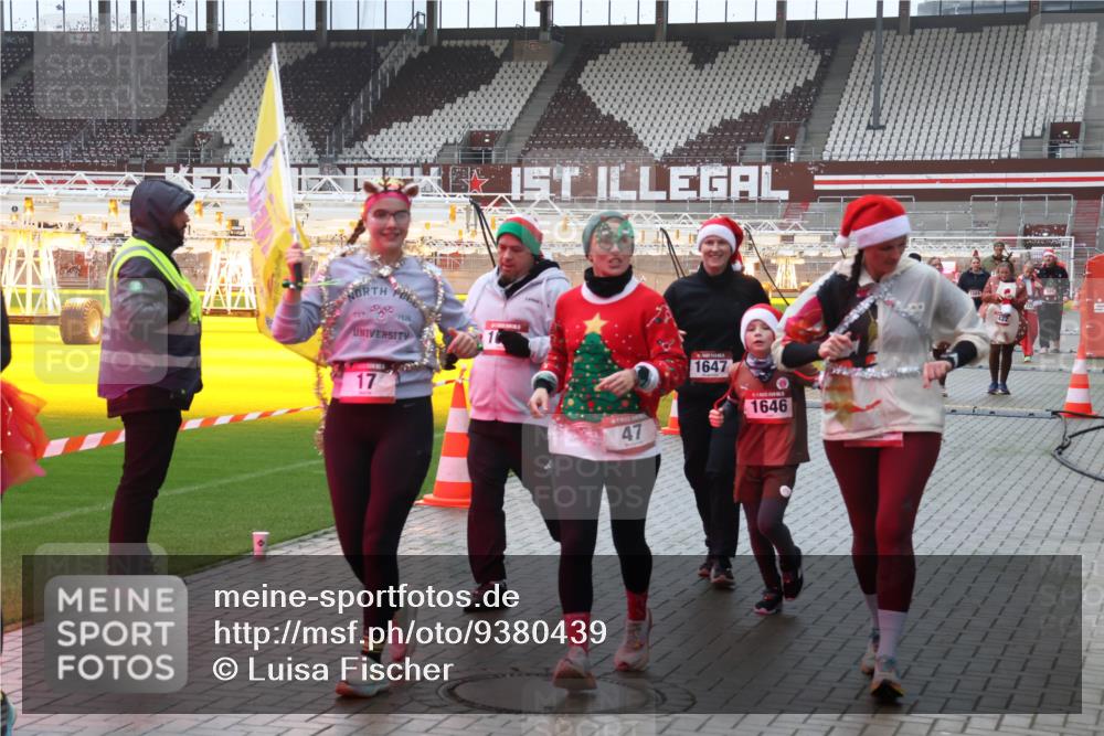 07.12.2025 - St. Pauli X-Mass-Run No. 15 Luisa Fischer http://msf.ph/oto/9380439 07.12.2025 11:13:47 Ziel 7936, 17, 47, 1647, 1646, 1422, 17, 22, 47, 585, 681, 683, 684, 919, 1022, 1111, 1114, 1175, 1178, 1338, 1341, 1645, 1646, 1647, 1664, 1703, 2125, 2773 meine-sportfotos.de