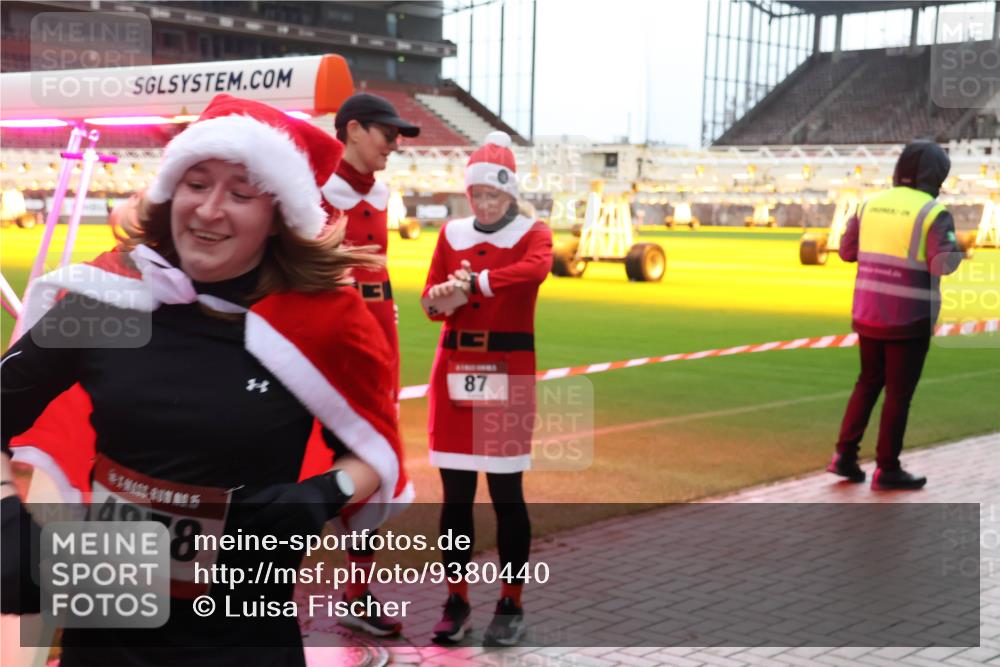 07.12.2025 - St. Pauli X-Mass-Run No. 15 Luisa Fischer http://msf.ph/oto/9380440 07.12.2025 10:40:36 Ziel 4878, 87, 87, 108, 230, 538, 580, 731, 735, 827, 1604, 1748, 1749, 2169, 2588, 2754, 2916, 3161, 3164, 3796, 3797, 4874, 4878 meine-sportfotos.de