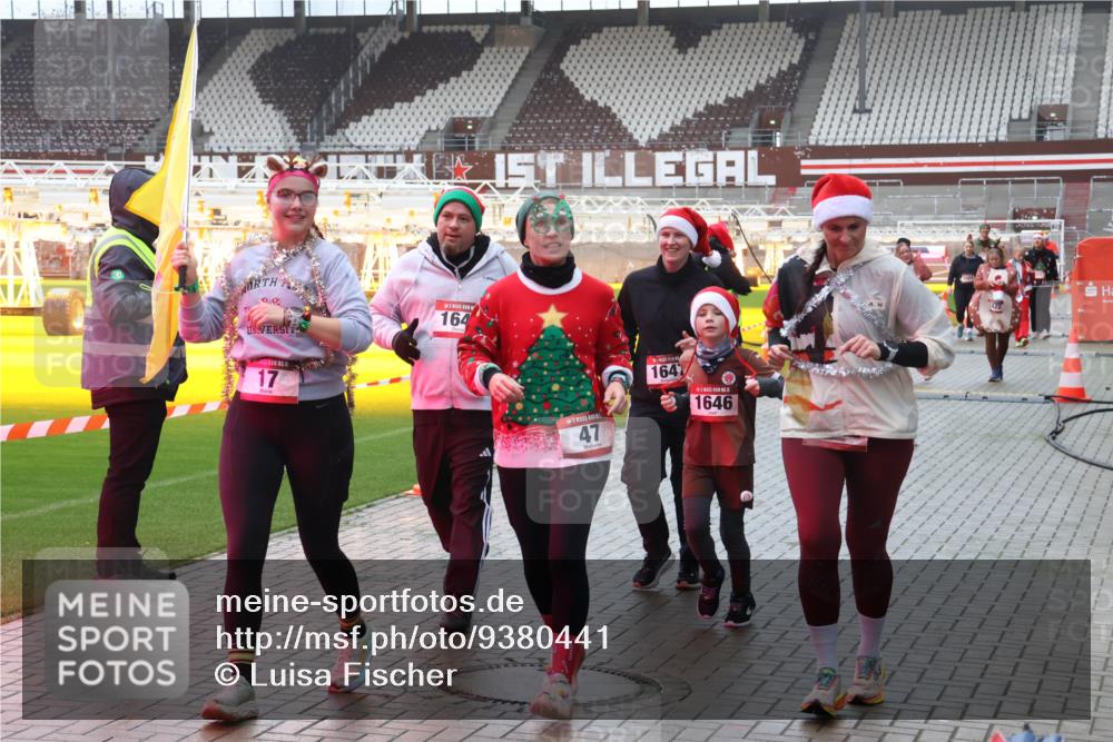 07.12.2025 - St. Pauli X-Mass-Run No. 15 Luisa Fischer http://msf.ph/oto/9380441 07.12.2025 11:13:48 Ziel 80, 17, 164, 47, 164, 1646, 17, 22, 47, 585, 681, 683, 684, 919, 1022, 1111, 1114, 1175, 1178, 1338, 1341, 1645, 1646, 1647, 1664, 1703, 2125, 2773 meine-sportfotos.de