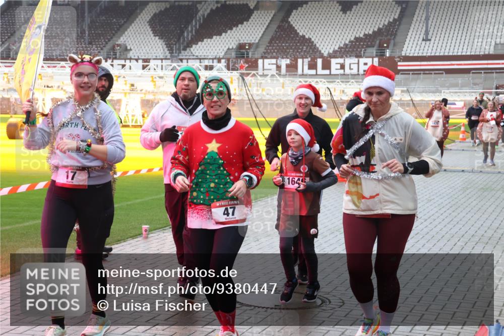 07.12.2025 - St. Pauli X-Mass-Run No. 15 Luisa Fischer http://msf.ph/oto/9380447 07.12.2025 11:13:48 Ziel 17, 47, 164, 1420, 17, 22, 47, 585, 681, 683, 684, 919, 1022, 1111, 1114, 1175, 1178, 1338, 1341, 1645, 1646, 1647, 1664, 1703, 2125, 2773 meine-sportfotos.de