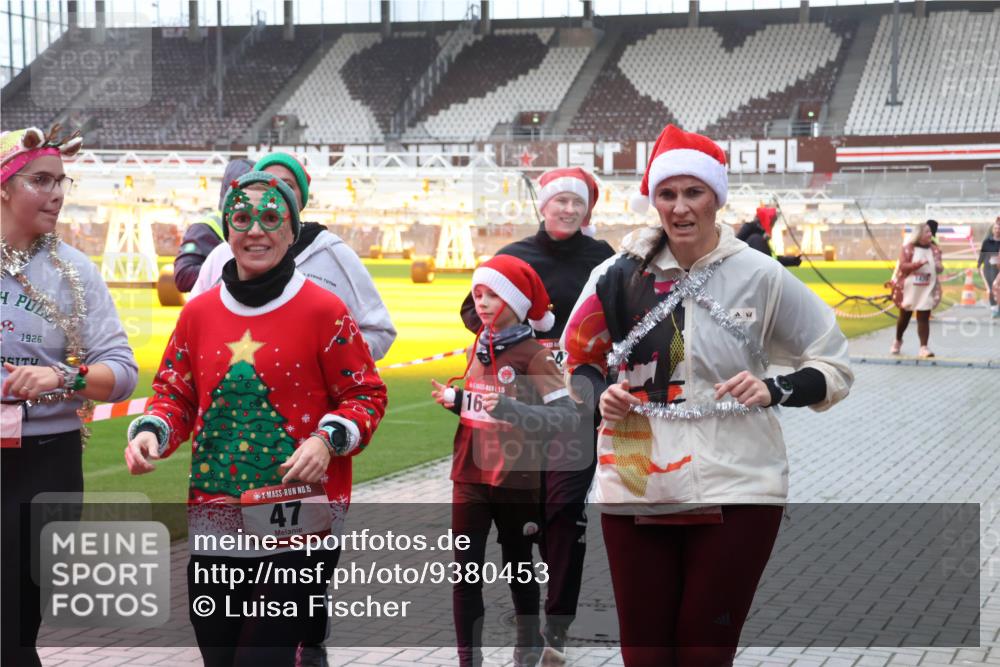 07.12.2025 - St. Pauli X-Mass-Run No. 15 Luisa Fischer http://msf.ph/oto/9380453 07.12.2025 11:13:49 Ziel 1926, 15, 47, 16, 17, 22, 47, 585, 681, 683, 684, 919, 1022, 1111, 1114, 1175, 1178, 1338, 1341, 1645, 1646, 1647, 1664, 1703, 2125, 2773 meine-sportfotos.de
