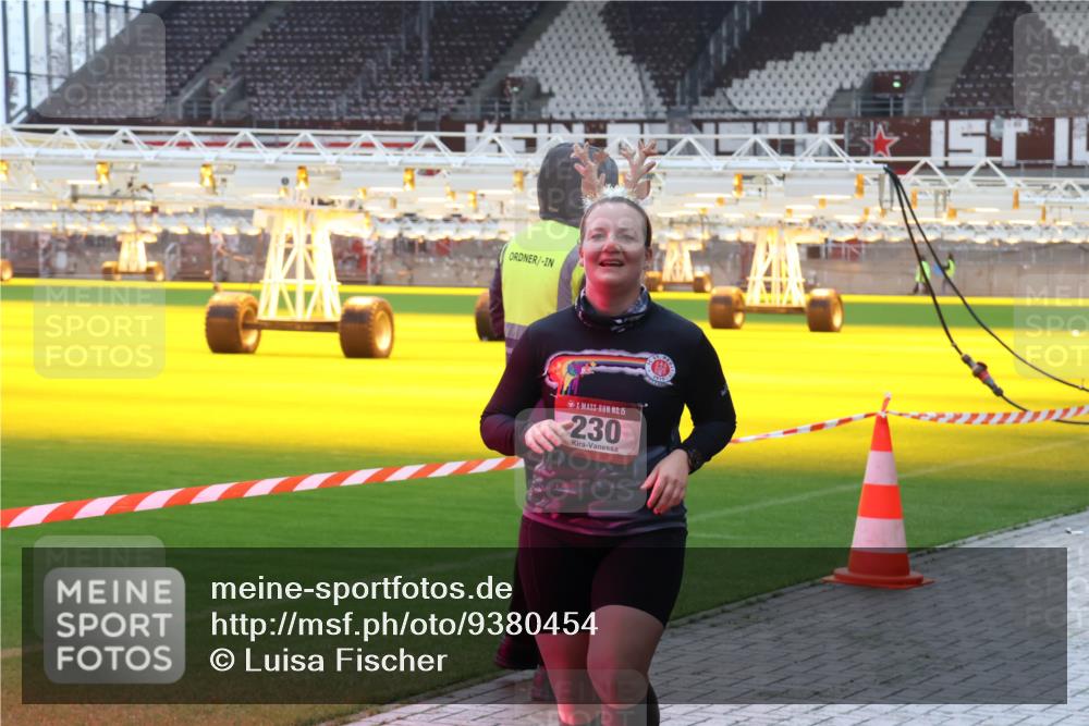 07.12.2025 - St. Pauli X-Mass-Run No. 15 Luisa Fischer http://msf.ph/oto/9380454 07.12.2025 10:40:41 Ziel 15, 230, 87, 108, 230, 538, 580, 731, 735, 827, 1604, 1748, 1749, 2169, 2594, 2754, 2916, 3161, 3164, 3244, 3408, 3796, 3797, 4874, 4878 meine-sportfotos.de
