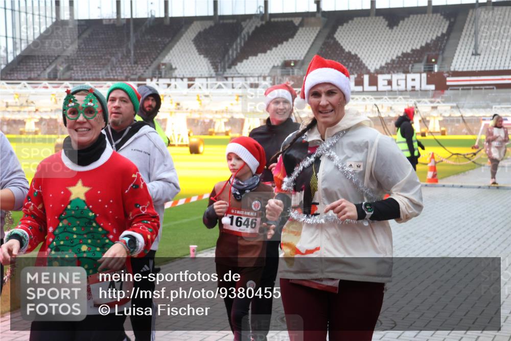 07.12.2025 - St. Pauli X-Mass-Run No. 15 Luisa Fischer http://msf.ph/oto/9380455 07.12.2025 11:13:49 Ziel 1646, 47, 1, 17, 22, 47, 585, 681, 683, 684, 919, 1022, 1111, 1114, 1175, 1178, 1338, 1341, 1645, 1646, 1647, 1664, 1703, 2125, 2773 meine-sportfotos.de