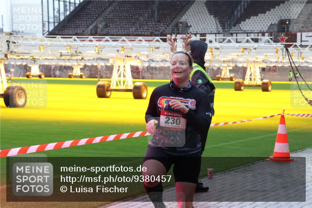 07.12.2025 - St. Pauli X-Mass-Run No. 15 Luisa Fischer http://msf.ph/oto/9380457 07.12.2025 10:40:41 Ziel 15, 230, 5, 87, 108, 230, 538, 580, 731, 735, 827, 1604, 1748, 1749, 2169, 2594, 2754, 2916, 3161, 3164, 3244, 3408, 3796, 3797, 4874, 4878 meine-sportfotos.de