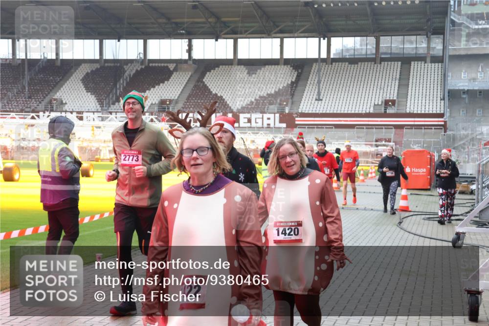 07.12.2025 - St. Pauli X-Mass-Run No. 15 Luisa Fischer http://msf.ph/oto/9380465 07.12.2025 11:14:06 Ziel 2773, 15, 422, 15, 1420, 1338, 4796, 274, 375, 425, 475, 585, 708, 1111, 1114, 1338, 1341, 1645, 1646, 1647, 1664, 2125, 2773 meine-sportfotos.de