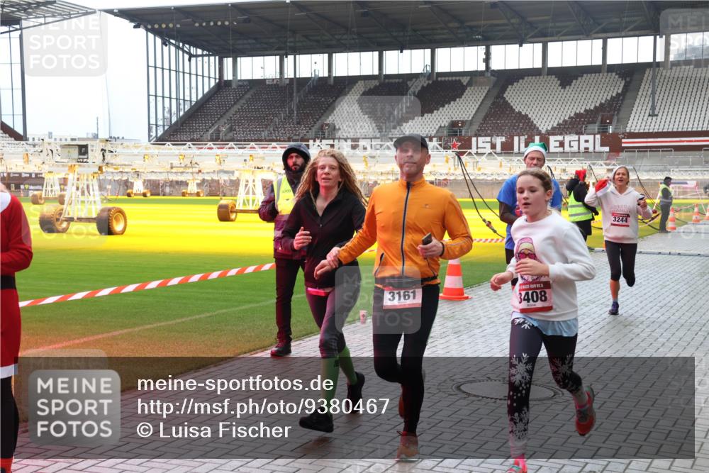 07.12.2025 - St. Pauli X-Mass-Run No. 15 Luisa Fischer http://msf.ph/oto/9380467 07.12.2025 10:40:44 Ziel 3161, 3408, 3244, 87, 108, 230, 538, 580, 731, 735, 827, 1457, 1604, 1748, 1749, 2169, 2594, 2754, 2916, 3161, 3164, 3244, 3407, 3408, 3796, 3797, 4041, 4304, 4874, 4878 meine-sportfotos.de