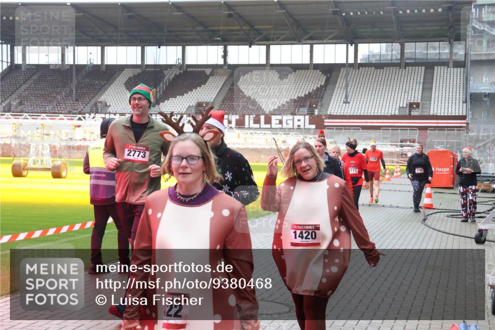 07.12.2025 - St. Pauli X-Mass-Run No. 15 Luisa Fischer http://msf.ph/oto/9380468 07.12.2025 11:14:06 Ziel 2773, 15, 22, 15, 1420, 4796, 1111, 274, 375, 425, 475, 585, 708, 1111, 1114, 1338, 1341, 1645, 1646, 1647, 1664, 2125, 2773 meine-sportfotos.de