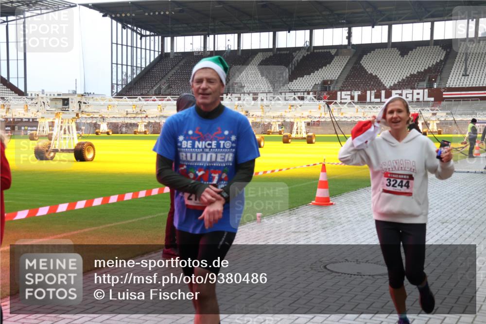 07.12.2025 - St. Pauli X-Mass-Run No. 15 Luisa Fischer http://msf.ph/oto/9380486 07.12.2025 10:40:46 Ziel 3244, 87, 108, 230, 284, 406, 538, 580, 731, 735, 827, 1457, 1604, 1748, 1749, 2169, 2594, 2754, 2916, 3161, 3164, 3244, 3407, 3408, 3796, 3797, 4041, 4304, 4874, 4878 meine-sportfotos.de