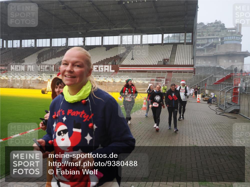 07.12.2025 - St. Pauli X-Mass-Run No. 15 Fabian Wolf http://msf.ph/oto/9380488 07.12.2025 10:08:53 Ziel 19, 390, 707, 786, 789, 947, 1002, 1031, 1176, 1570, 2126, 2521, 3212, 3300, 3332, 3335, 3484, 3671, 3891, 3904, 3907, 4232, 4234, 4451 meine-sportfotos.de