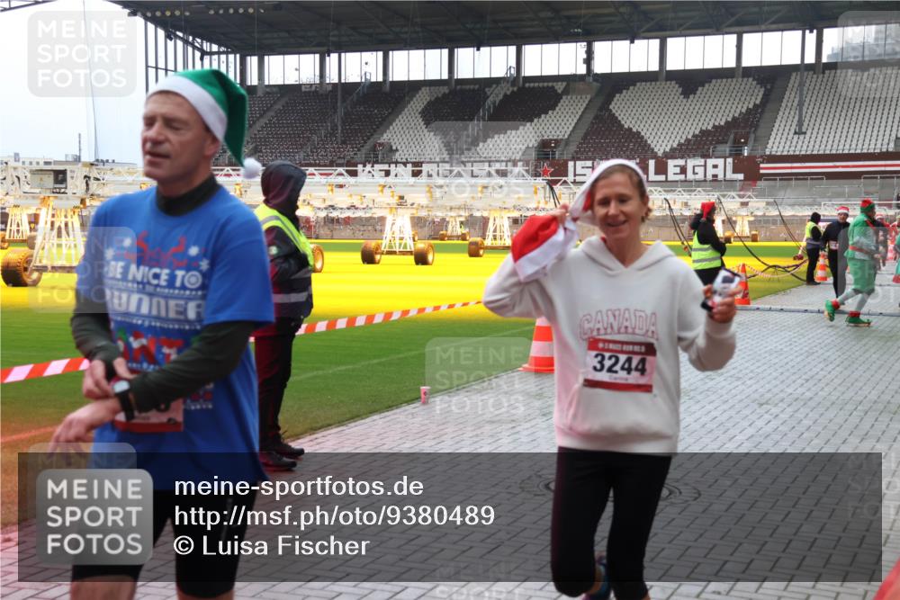07.12.2025 - St. Pauli X-Mass-Run No. 15 Luisa Fischer http://msf.ph/oto/9380489 07.12.2025 10:40:46 Ziel 3244, 87, 108, 230, 284, 406, 538, 580, 731, 735, 827, 1457, 1604, 1748, 1749, 2169, 2594, 2754, 2916, 3161, 3164, 3244, 3407, 3408, 3796, 3797, 4041, 4304, 4874, 4878 meine-sportfotos.de