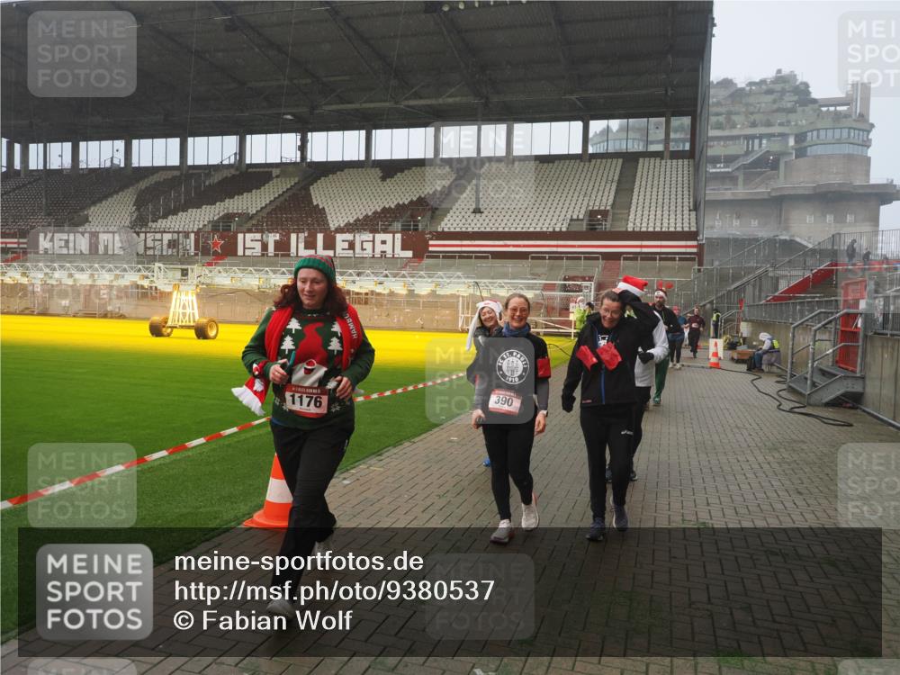 07.12.2025 - St. Pauli X-Mass-Run No. 15 Fabian Wolf http://msf.ph/oto/9380537 07.12.2025 10:08:54 Ziel 19, 390, 707, 786, 789, 947, 1002, 1031, 1176, 1570, 2126, 2521, 3212, 3300, 3332, 3335, 3484, 3671, 3891, 3904, 3907, 4066, 4067, 4068 meine-sportfotos.de