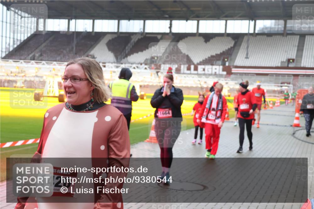 07.12.2025 - St. Pauli X-Mass-Run No. 15 Luisa Fischer http://msf.ph/oto/9380544 07.12.2025 11:14:08 Ziel 15, 1420, 1664, 274, 375, 425, 475, 585, 708, 1111, 1114, 1338, 1341, 1664, 2125, 2773 meine-sportfotos.de