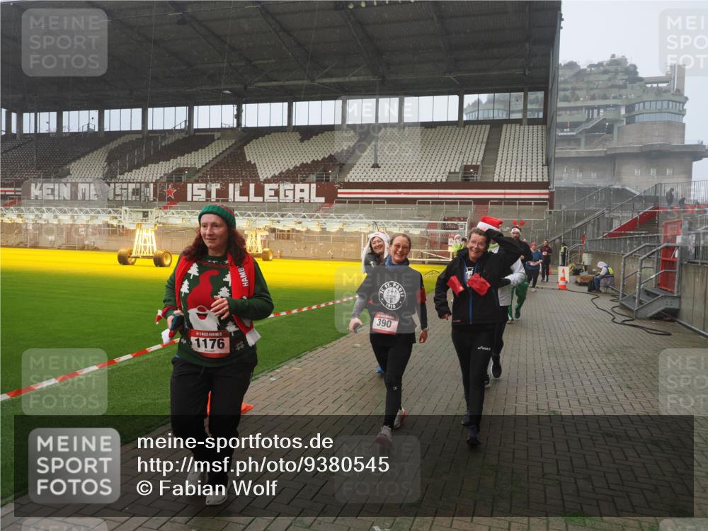 07.12.2025 - St. Pauli X-Mass-Run No. 15 Fabian Wolf http://msf.ph/oto/9380545 07.12.2025 10:08:55 Ziel 19, 390, 707, 786, 789, 947, 1002, 1031, 1176, 1570, 2126, 2521, 3212, 3300, 3332, 3335, 3484, 3671, 3891, 3904, 3907, 4066, 4067, 4068 meine-sportfotos.de
