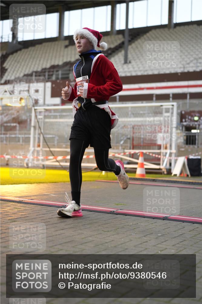 07.12.2025 - St. Pauli X-Mass-Run No. 15 Patografie http://msf.ph/oto/9380546 07.12.2025 10:17:27 Ziel 1161, 1162, 2688, 2725, 2952, 4114, 4127, 4339, 4764 meine-sportfotos.de