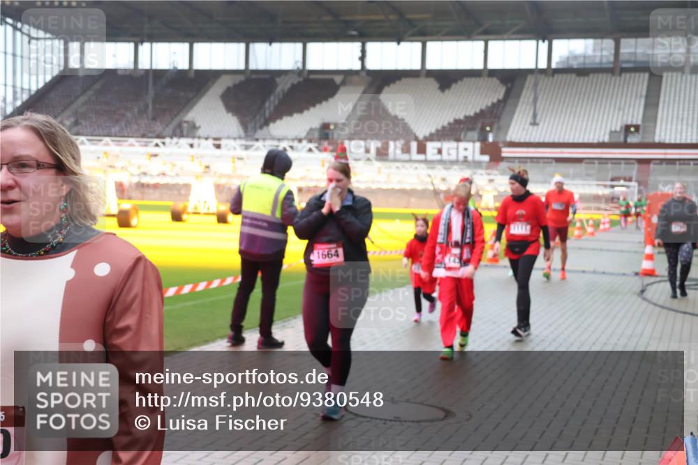 07.12.2025 - St. Pauli X-Mass-Run No. 15 Luisa Fischer http://msf.ph/oto/9380548 07.12.2025 11:14:09 Ziel 5, 1664, 1, 274, 375, 425, 475, 585, 708, 1111, 1114, 1338, 1341, 1664, 2125, 2773 meine-sportfotos.de