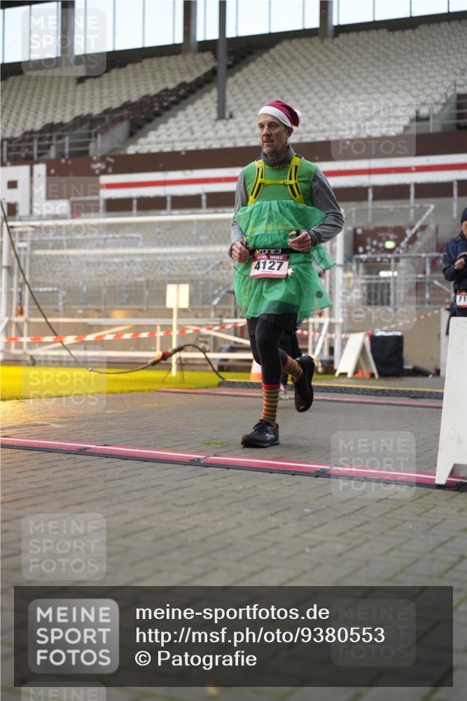 07.12.2025 - St. Pauli X-Mass-Run No. 15 Patografie http://msf.ph/oto/9380553 07.12.2025 10:17:29 Ziel 1161, 1162, 2688, 2725, 2952, 4114, 4127, 4339 meine-sportfotos.de