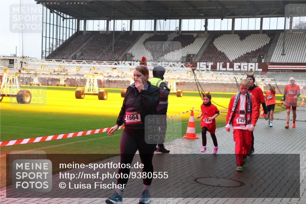 07.12.2025 - St. Pauli X-Mass-Run No. 15 Luisa Fischer http://msf.ph/oto/9380555 07.12.2025 11:14:10 Ziel 1664, 1, 1114, 1423, 1341, 1338, 274, 375, 425, 475, 585, 708, 1111, 1114, 1338, 1341, 1664, 2125, 2773 meine-sportfotos.de