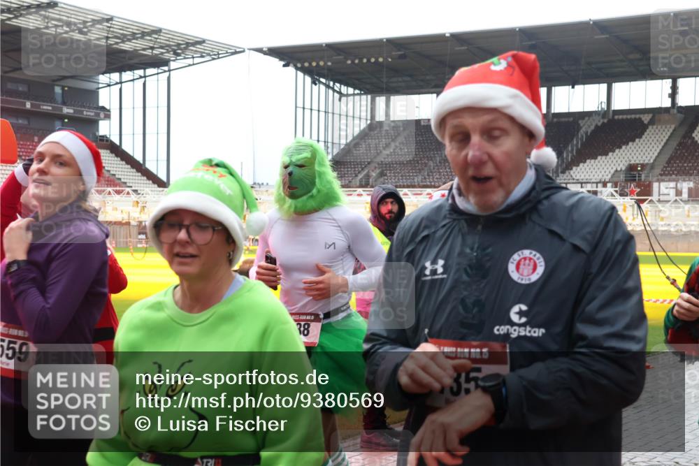 07.12.2025 - St. Pauli X-Mass-Run No. 15 Luisa Fischer http://msf.ph/oto/9380569 07.12.2025 10:41:09 Ziel 559, 15, 38, 6709, 1910, 15, 35, 284, 288, 406, 545, 731, 735, 952, 1457, 2169, 2555, 2559, 2594, 2916, 3161, 3164, 3244, 3264, 3265, 3407, 3408, 4041, 4304, 4773, 4856, 4871 meine-sportfotos.de