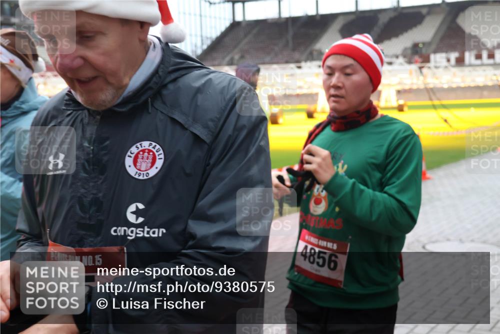 07.12.2025 - St. Pauli X-Mass-Run No. 15 Luisa Fischer http://msf.ph/oto/9380575 07.12.2025 10:41:10 Ziel 15, 1910, 4856, 284, 288, 406, 545, 731, 735, 952, 1457, 2169, 2555, 2559, 2594, 2916, 3161, 3164, 3244, 3264, 3265, 3407, 3408, 3951, 4041, 4304, 4773, 4856, 4871 meine-sportfotos.de