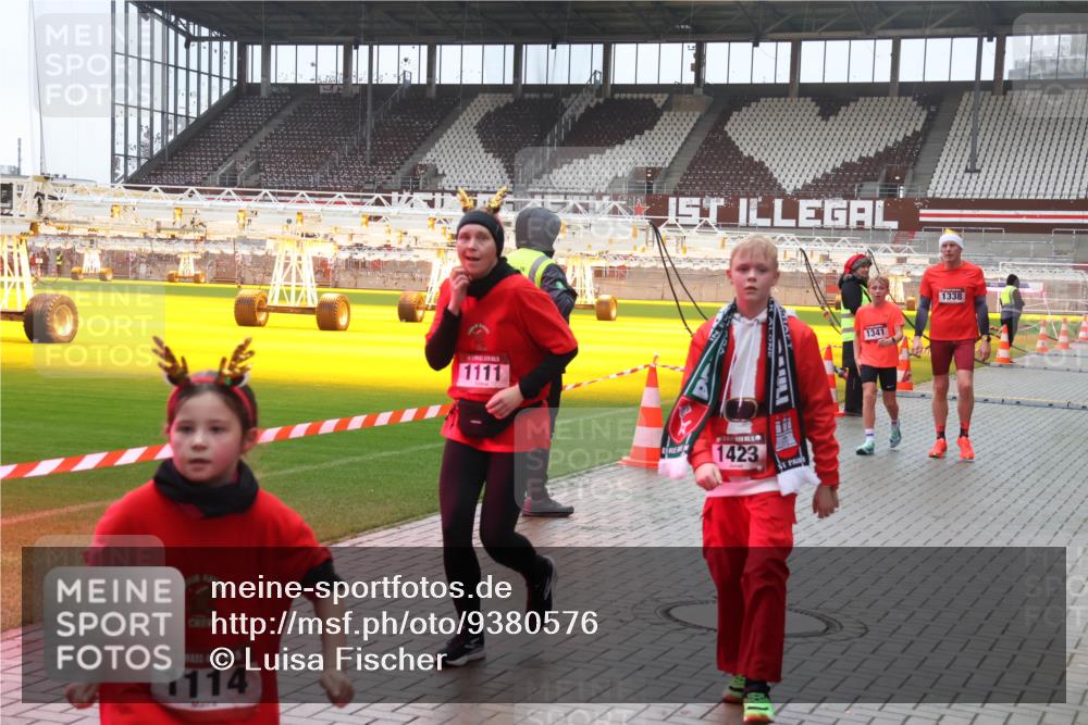 07.12.2025 - St. Pauli X-Mass-Run No. 15 Luisa Fischer http://msf.ph/oto/9380576 07.12.2025 11:14:12 Ziel 1114, 1111, 1423, 1341, 1338, 274, 375, 425, 475, 585, 708, 1111, 1114, 1338, 1341, 1664, 2125, 2773 meine-sportfotos.de