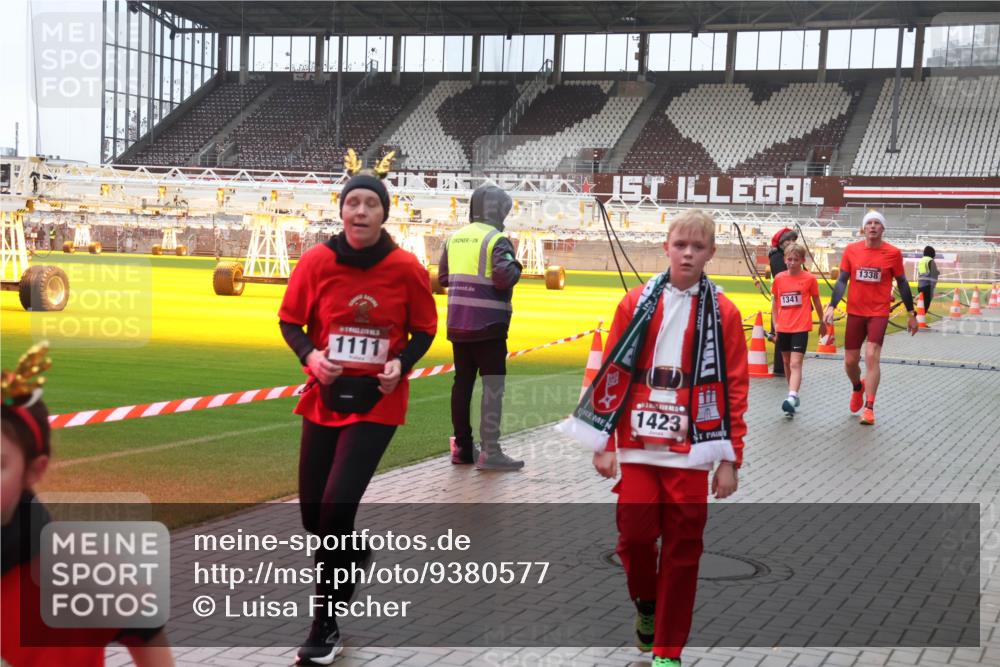 07.12.2025 - St. Pauli X-Mass-Run No. 15 Luisa Fischer http://msf.ph/oto/9380577 07.12.2025 11:14:12 Ziel 1111, 1423, 1341, 1338, 274, 375, 425, 475, 585, 708, 1111, 1114, 1338, 1341, 1664, 2125, 2773 meine-sportfotos.de