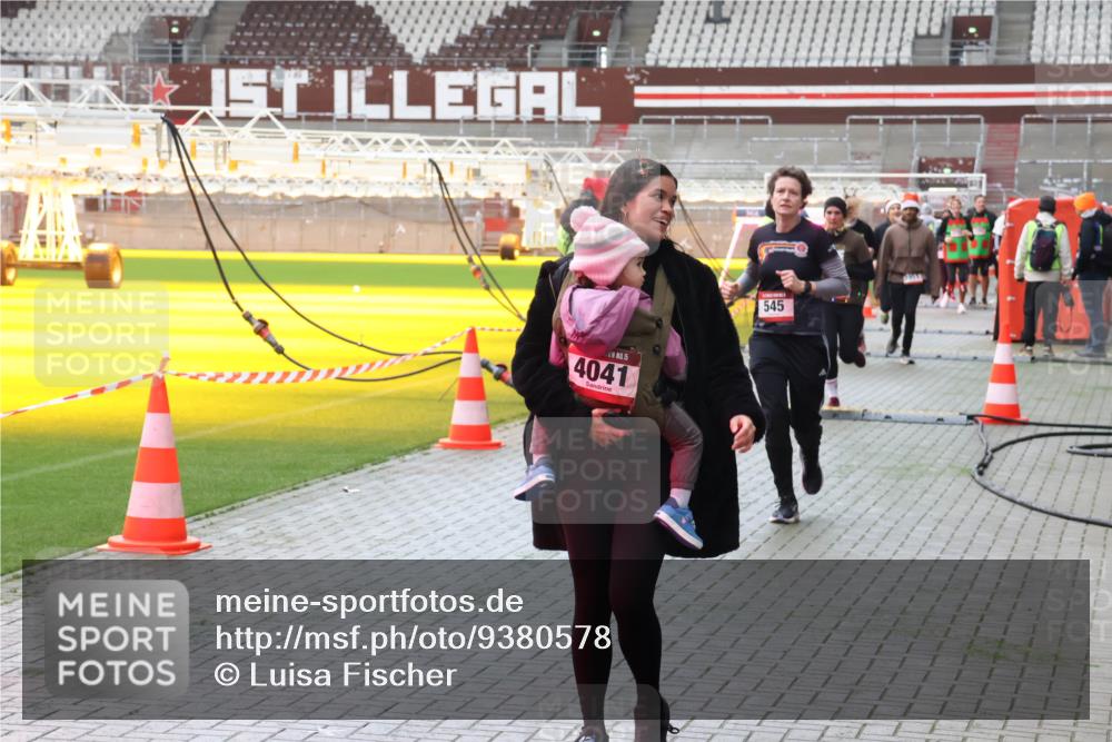 07.12.2025 - St. Pauli X-Mass-Run No. 15 Luisa Fischer http://msf.ph/oto/9380578 07.12.2025 10:41:23 Ziel 15, 4041, 545, 284, 288, 406, 449, 545, 575, 952, 1153, 1457, 2555, 2559, 2594, 2916, 3047, 3244, 3264, 3265, 3407, 3408, 3951, 4041, 4304, 4617, 4773, 4856, 4871 meine-sportfotos.de
