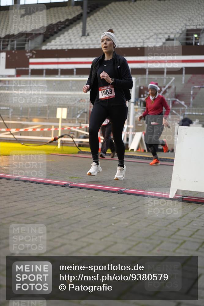 07.12.2025 - St. Pauli X-Mass-Run No. 15 Patografie http://msf.ph/oto/9380579 07.12.2025 10:17:39 Ziel 1161, 1162, 1963, 2663, 2952, 3804, 4127 meine-sportfotos.de