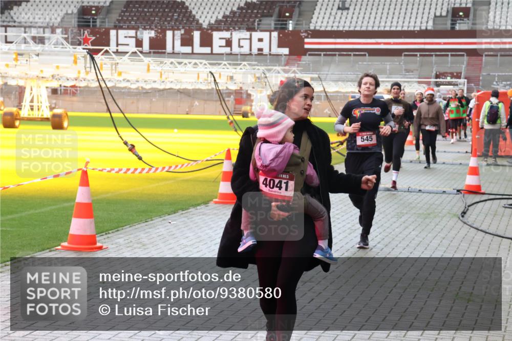 07.12.2025 - St. Pauli X-Mass-Run No. 15 Luisa Fischer http://msf.ph/oto/9380580 07.12.2025 10:41:23 Ziel 15, 4041, 545, 284, 288, 406, 449, 545, 575, 952, 1153, 1457, 2555, 2559, 2594, 2916, 3047, 3244, 3264, 3265, 3407, 3408, 3951, 4041, 4304, 4617, 4773, 4856, 4871 meine-sportfotos.de