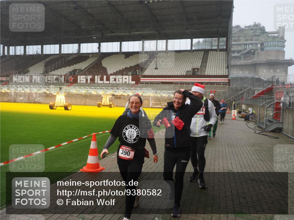 07.12.2025 - St. Pauli X-Mass-Run No. 15 Fabian Wolf http://msf.ph/oto/9380582 07.12.2025 10:08:56 Ziel 19, 390, 707, 786, 789, 947, 1002, 1031, 1176, 1570, 2126, 2521, 3212, 3300, 3332, 3335, 3484, 3671, 3891, 3904, 3907, 4066, 4067, 4068 meine-sportfotos.de