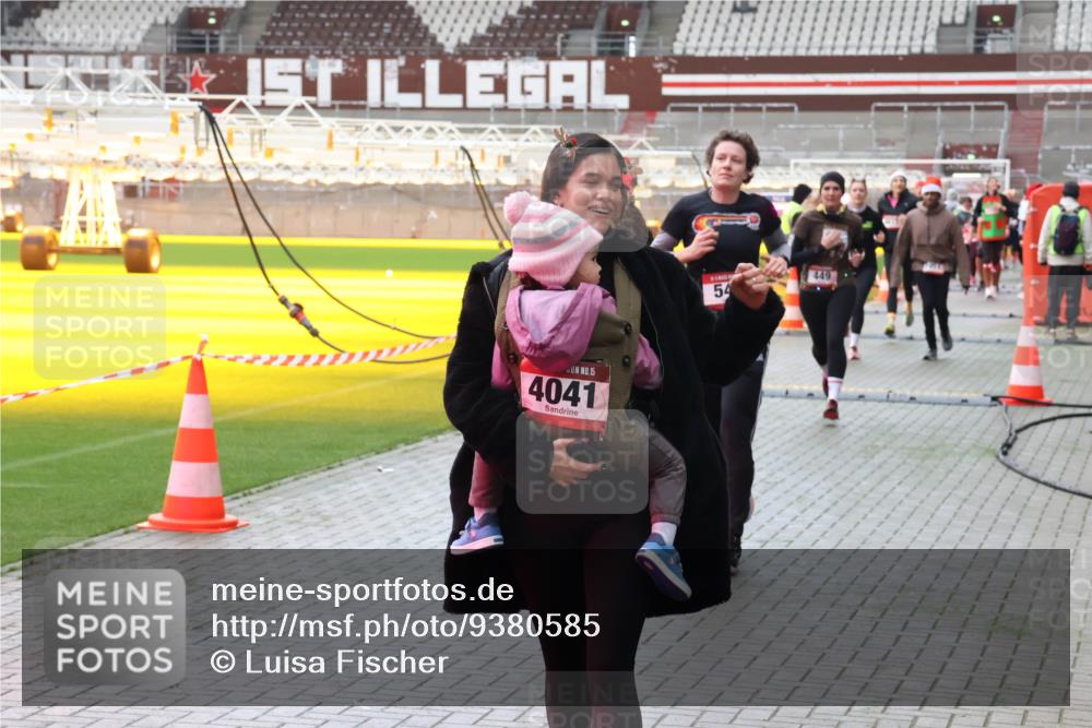 07.12.2025 - St. Pauli X-Mass-Run No. 15 Luisa Fischer http://msf.ph/oto/9380585 07.12.2025 10:41:24 Ziel 15, 4041, 54, 449, 284, 288, 406, 449, 545, 575, 952, 1153, 1457, 2330, 2331, 2555, 2559, 2594, 3047, 3244, 3264, 3265, 3407, 3408, 3951, 4041, 4304, 4617, 4773, 4856, 4871 meine-sportfotos.de