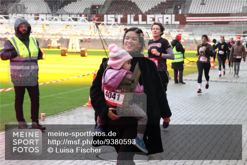07.12.2025 - St. Pauli X-Mass-Run No. 15 Luisa Fischer http://msf.ph/oto/9380593 07.12.2025 10:41:25 Ziel 6709, 15, 4041, 449, 284, 288, 406, 449, 545, 575, 952, 1153, 1457, 2330, 2331, 2555, 2559, 2594, 3047, 3244, 3264, 3265, 3407, 3408, 3951, 4041, 4304, 4617, 4773, 4856, 4871 meine-sportfotos.de