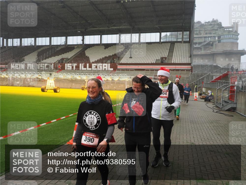 07.12.2025 - St. Pauli X-Mass-Run No. 15 Fabian Wolf http://msf.ph/oto/9380595 07.12.2025 10:08:56 Ziel 19, 390, 707, 786, 789, 947, 1002, 1031, 1176, 1570, 2126, 2521, 3212, 3300, 3332, 3335, 3484, 3671, 3891, 3904, 3907, 4066, 4067, 4068 meine-sportfotos.de
