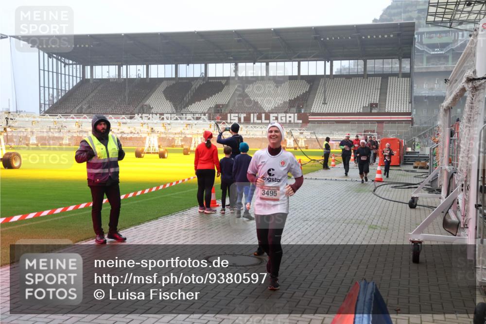 07.12.2025 - St. Pauli X-Mass-Run No. 15 Luisa Fischer http://msf.ph/oto/9380597 07.12.2025 10:09:01 Ziel 3495, 390, 707, 786, 789, 947, 1002, 1031, 1176, 2247, 2248, 2521, 2650, 2691, 2692, 2746, 3212, 3332, 3335, 3484, 3495, 3671, 3759, 3904, 3907, 4205, 4232, 4234, 4451 meine-sportfotos.de