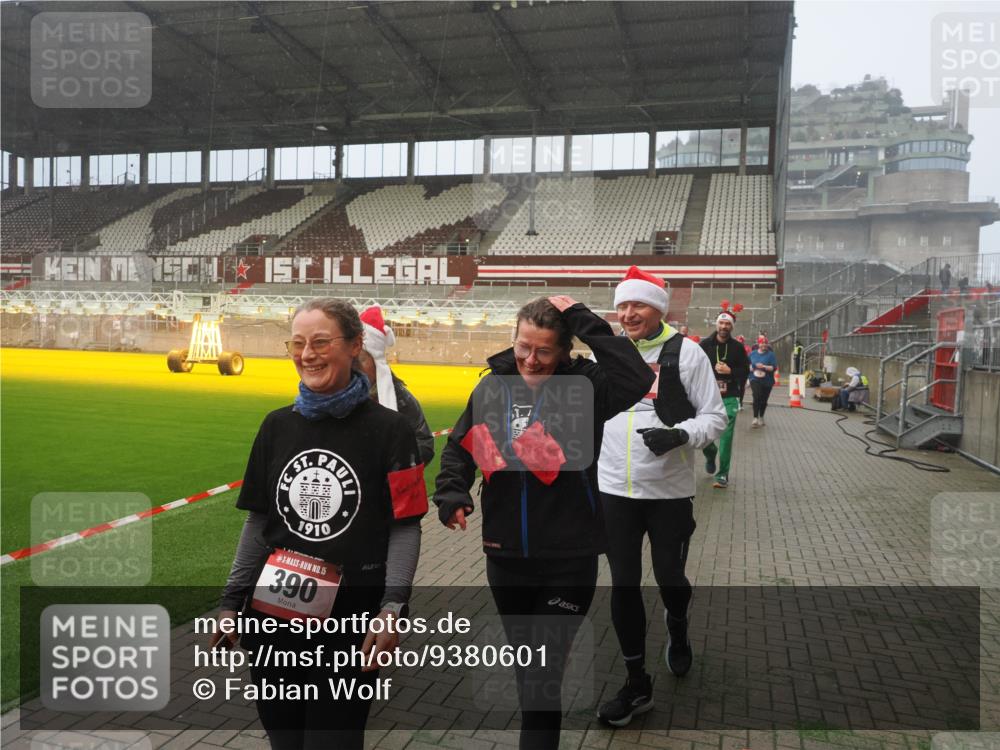 07.12.2025 - St. Pauli X-Mass-Run No. 15 Fabian Wolf http://msf.ph/oto/9380601 07.12.2025 10:08:56 Ziel 19, 390, 707, 786, 789, 947, 1002, 1031, 1176, 1570, 2126, 2521, 3212, 3300, 3332, 3335, 3484, 3671, 3891, 3904, 3907, 4066, 4067, 4068 meine-sportfotos.de