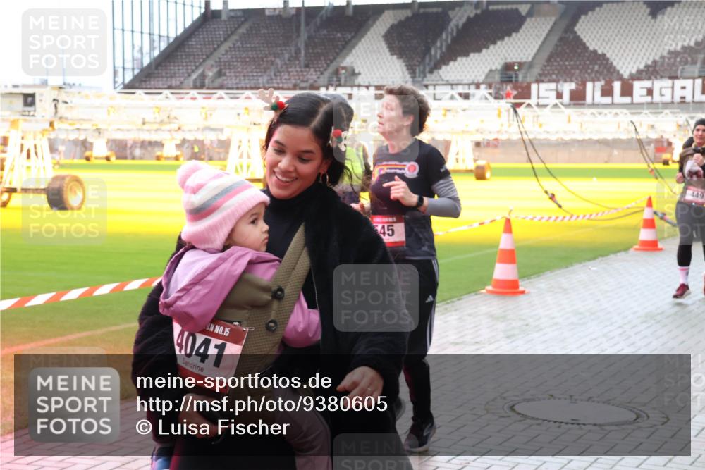 07.12.2025 - St. Pauli X-Mass-Run No. 15 Luisa Fischer http://msf.ph/oto/9380605 07.12.2025 10:41:26 Ziel 15, 4041, 45, 1, 449, 284, 288, 406, 449, 545, 575, 952, 1153, 1457, 2330, 2331, 2555, 2559, 2594, 3047, 3244, 3264, 3265, 3407, 3408, 3951, 4041, 4304, 4617, 4773, 4856, 4871 meine-sportfotos.de