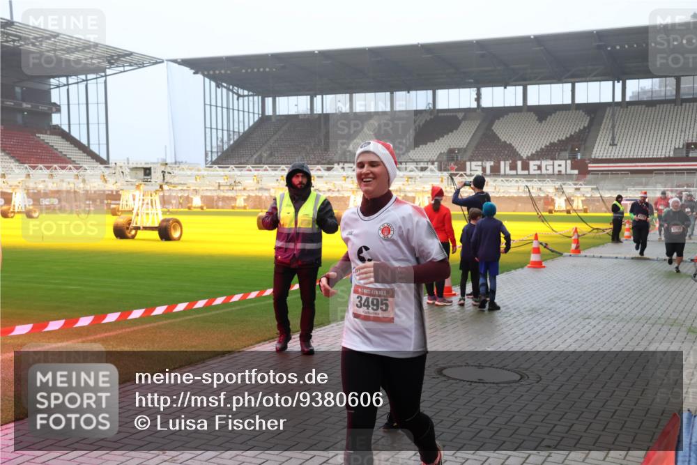 07.12.2025 - St. Pauli X-Mass-Run No. 15 Luisa Fischer http://msf.ph/oto/9380606 07.12.2025 10:09:02 Ziel 15, 3495, 3759, 390, 707, 786, 789, 947, 1002, 1031, 1176, 2247, 2248, 2521, 2650, 2691, 2692, 2746, 3212, 3332, 3335, 3484, 3495, 3671, 3759, 3904, 3907, 4205, 4232, 4234, 4451 meine-sportfotos.de
