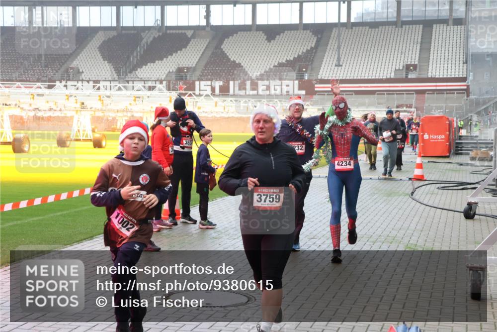 07.12.2025 - St. Pauli X-Mass-Run No. 15 Luisa Fischer http://msf.ph/oto/9380615 07.12.2025 10:09:07 Ziel 1002, 353, 15, 3759, 232, 4234, 707, 24, 19, 390, 707, 786, 789, 947, 1002, 1031, 1176, 1570, 2126, 2247, 2248, 2521, 2650, 2746, 3212, 3300, 3332, 3335, 3484, 3495, 3671, 3759, 3891, 3904, 3907, 4066, 4067, 4068, 4205, 4232, 4234, 4451 meine-sportfotos.de