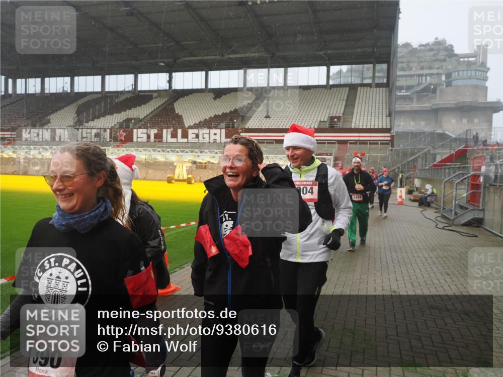 07.12.2025 - St. Pauli X-Mass-Run No. 15 Fabian Wolf http://msf.ph/oto/9380616 07.12.2025 10:08:57 Ziel 19, 390, 707, 786, 789, 947, 1002, 1031, 1176, 1461, 1465, 1570, 1575, 1576, 2126, 2521, 3212, 3300, 3332, 3335, 3484, 3671, 3891, 3904, 3907, 4066, 4067, 4068 meine-sportfotos.de