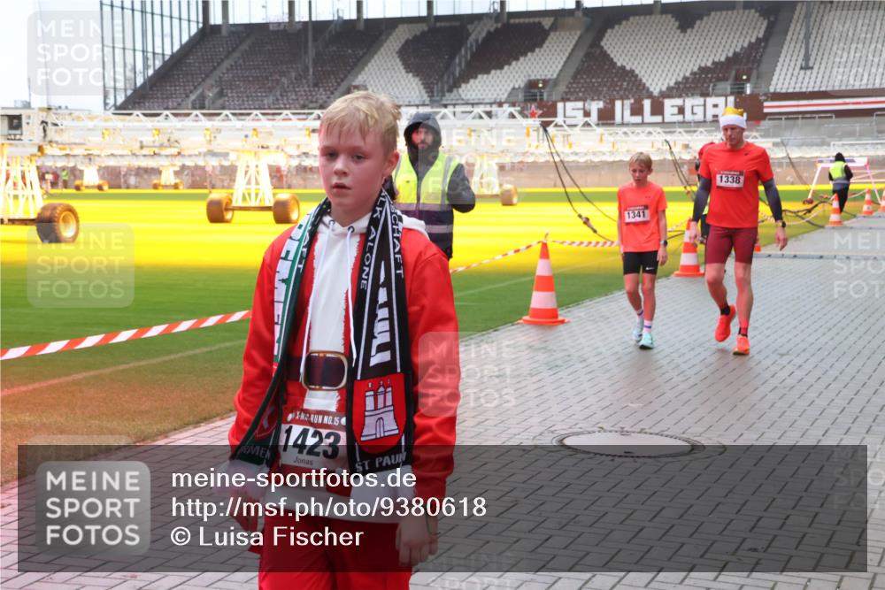 07.12.2025 - St. Pauli X-Mass-Run No. 15 Luisa Fischer http://msf.ph/oto/9380618 07.12.2025 11:14:15 Ziel 15, 1423, 1, 1341, 1338, 274, 375, 425, 475, 585, 708, 1111, 1114, 1338, 1341, 1664, 2125, 2773 meine-sportfotos.de